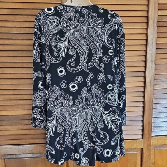 EST. 1848 Black and White Paisley V-Neck Top stretch textured flowing flared - Picture 13 of 14